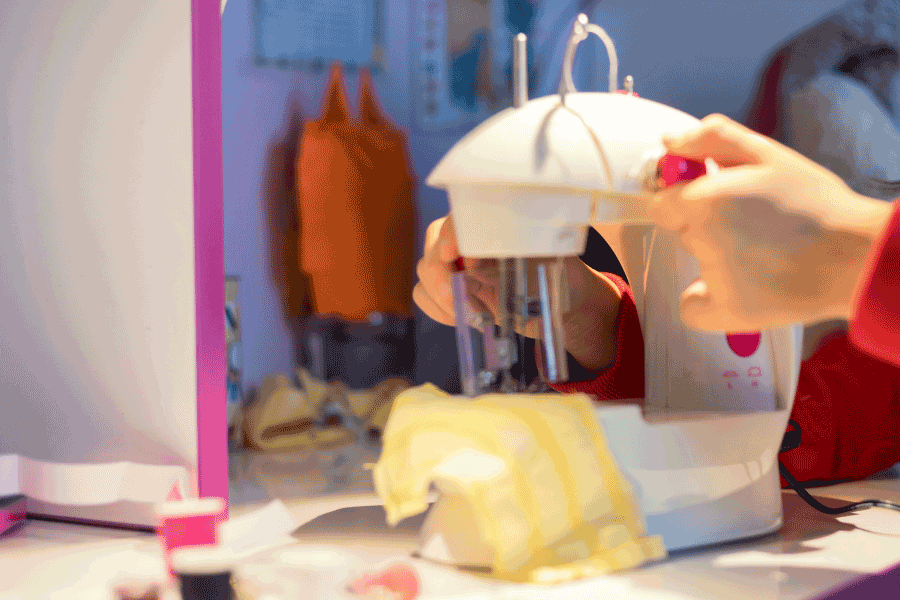 how to put thread in mini sewing machine
