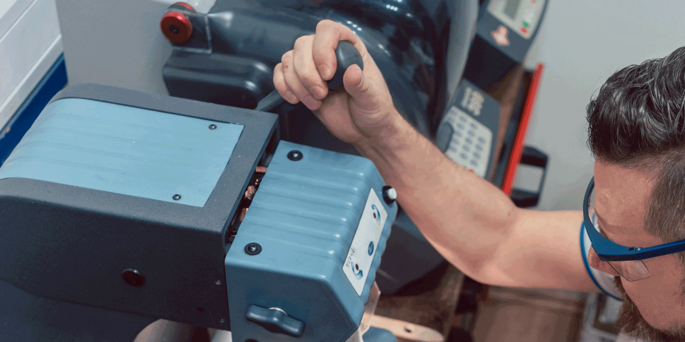 how do you use a manual die cut machine