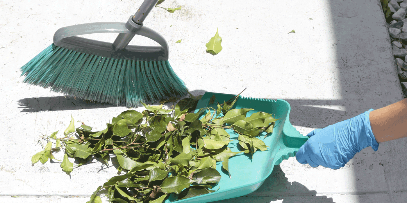 how to use a dust pan