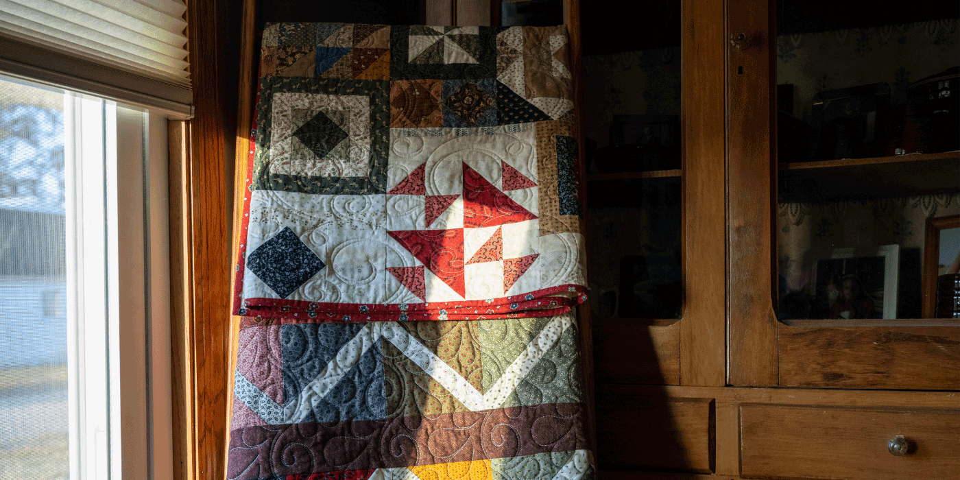 how do you make a hanging quilt rack